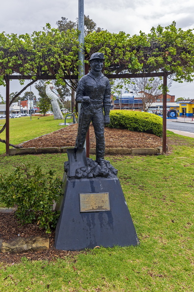 Miners Statue at Rotary Park in Kurri Kurri.jpg