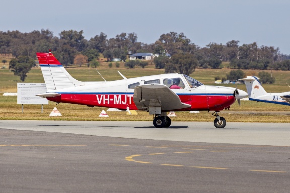 Illawarra Flying School (VH-MJT) Piper PA-28-161 Archer II